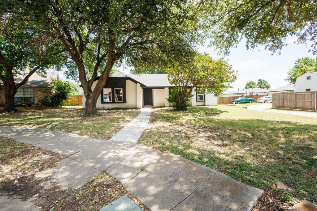 2437 Trenton Circle, Mesquite, TX 75150 — photo 1