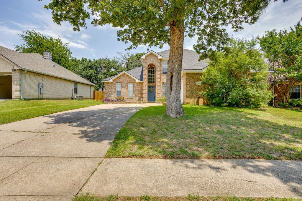 525 Oakbrook Drive, Burleson, TX 76028 — photo 1