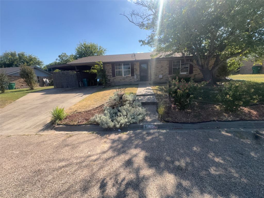 506 N Avenue X, Clifton, TX 76634 — photo 1