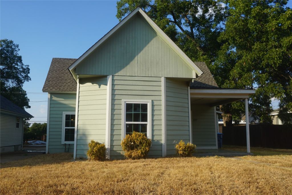 127 E Hull Street, Denison, TX 75021 — photo 1