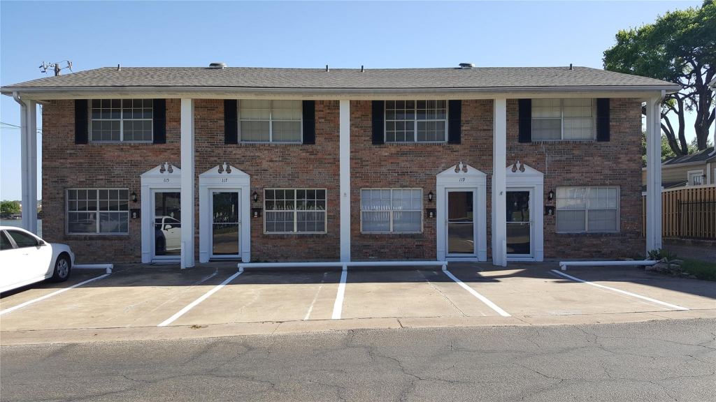 115 W Doyle Street, Granbury, TX 76048 — photo 1