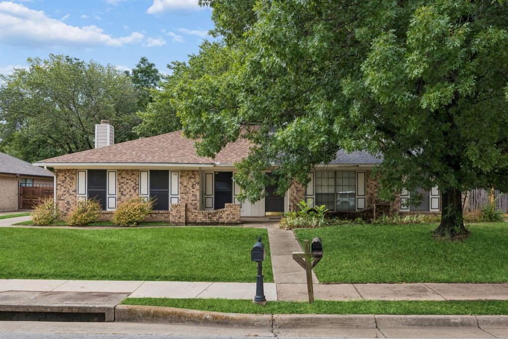 118 E Denton Drive, Euless, TX 76039 — photo 1