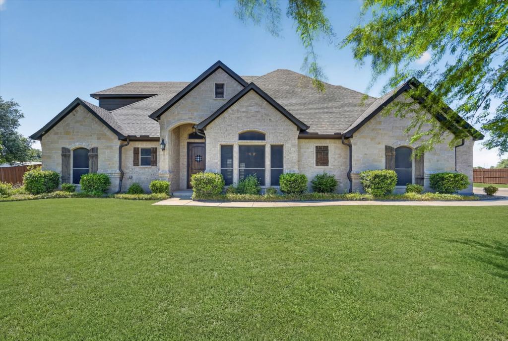 2000 Adams Lane S, Azle, TX 76020 — photo 1