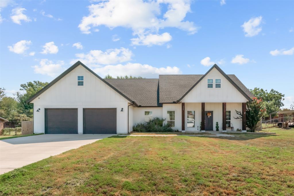 325 Berryhill Drive, Springtown, TX 76082 — photo 1