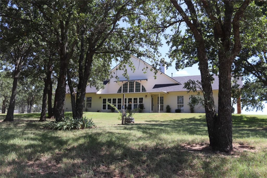 2642 Huddleston, Sunset, TX 76270 — photo 1