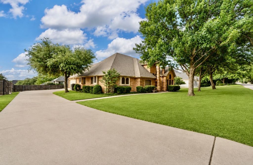 413 Lincoln Oaks Drive, Burleson, TX 76028 — photo 1