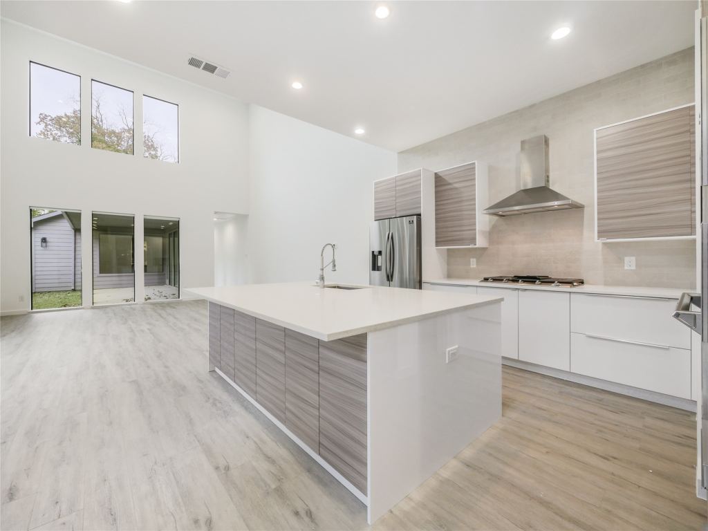 2326 Vagas Avenue, Dallas, TX 75219 — photo 1