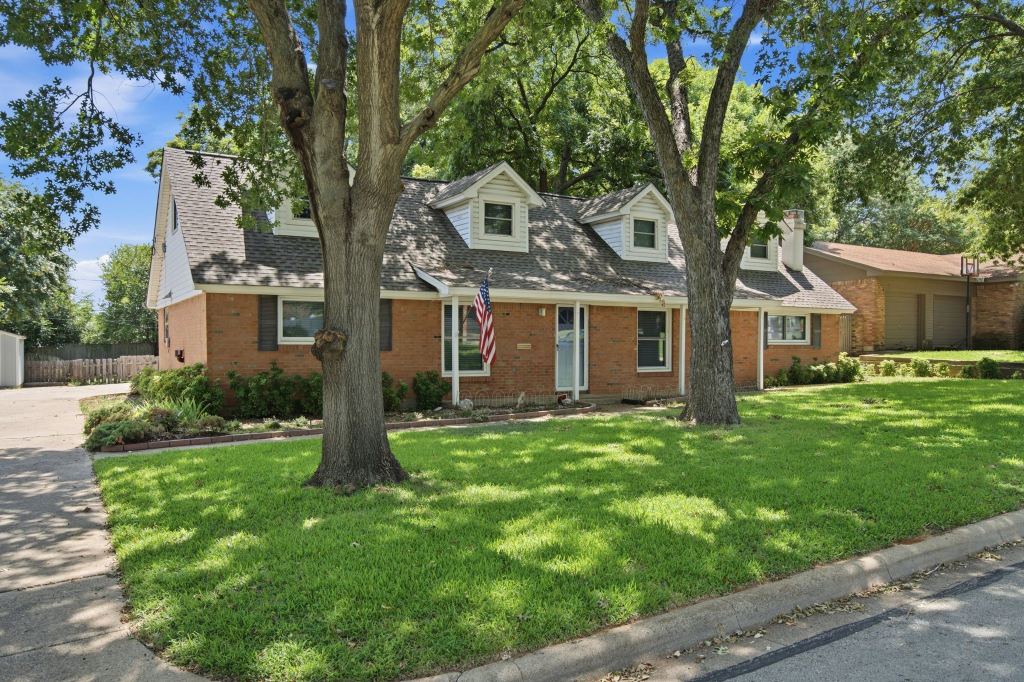 1301 Colonial Court, Arlington, TX 76013 — photo 1