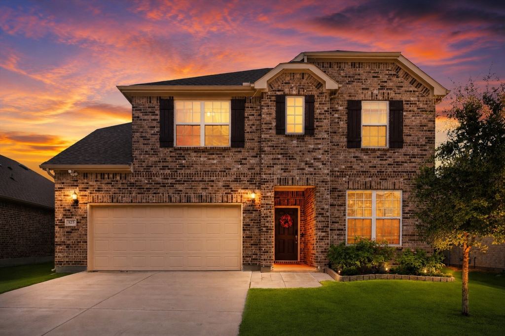 825 Crest Breeze Drive, Fort Worth, TX 76052 — photo 1