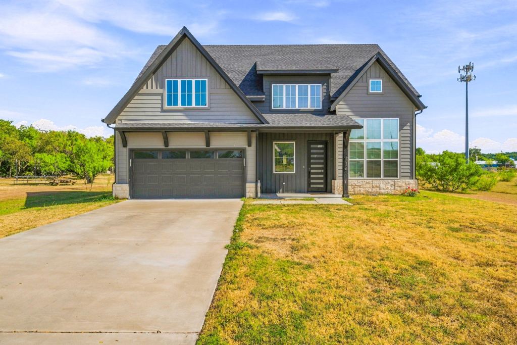 1316 Shawnee Trail, Granbury, TX 76048 — photo 1