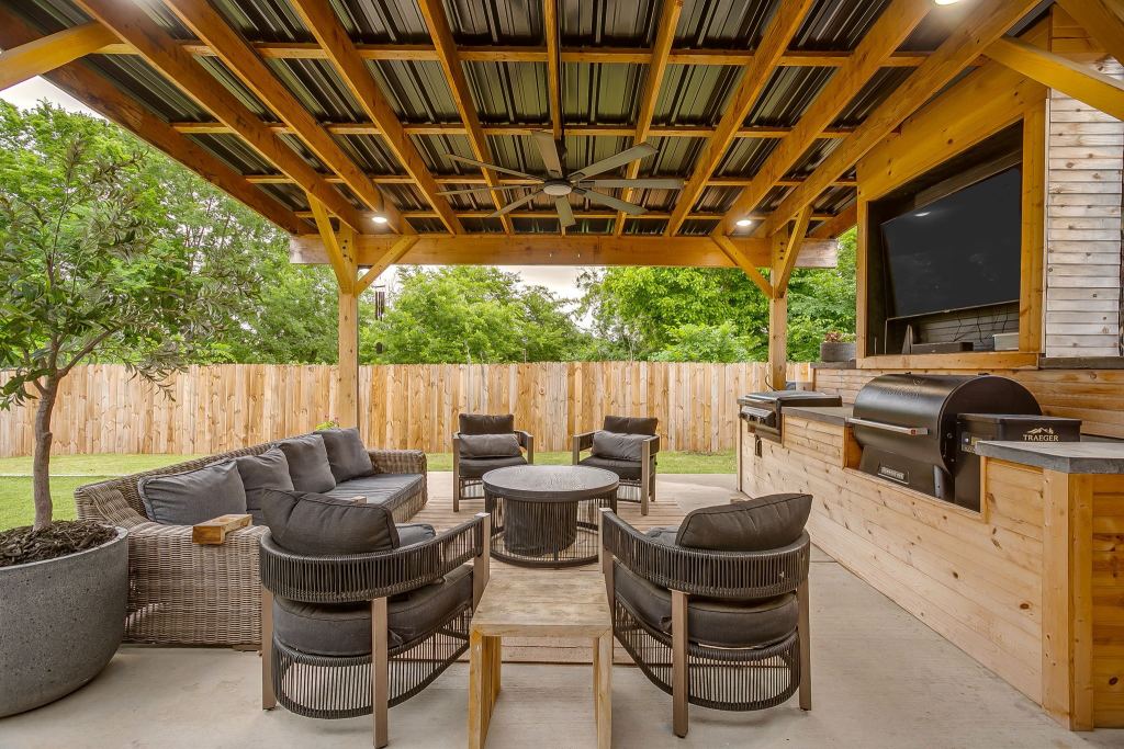 210 Willow Creek Drive, Weatherford, TX 76085 — photo 1