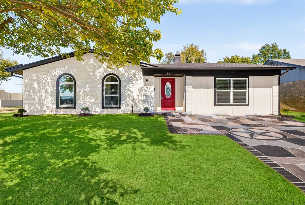 205 E Kearney Street, Mesquite, TX 75149 — photo 1