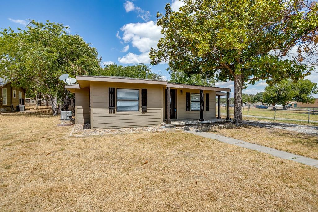913 Jameson Street, Weatherford, TX 76086 — photo 1