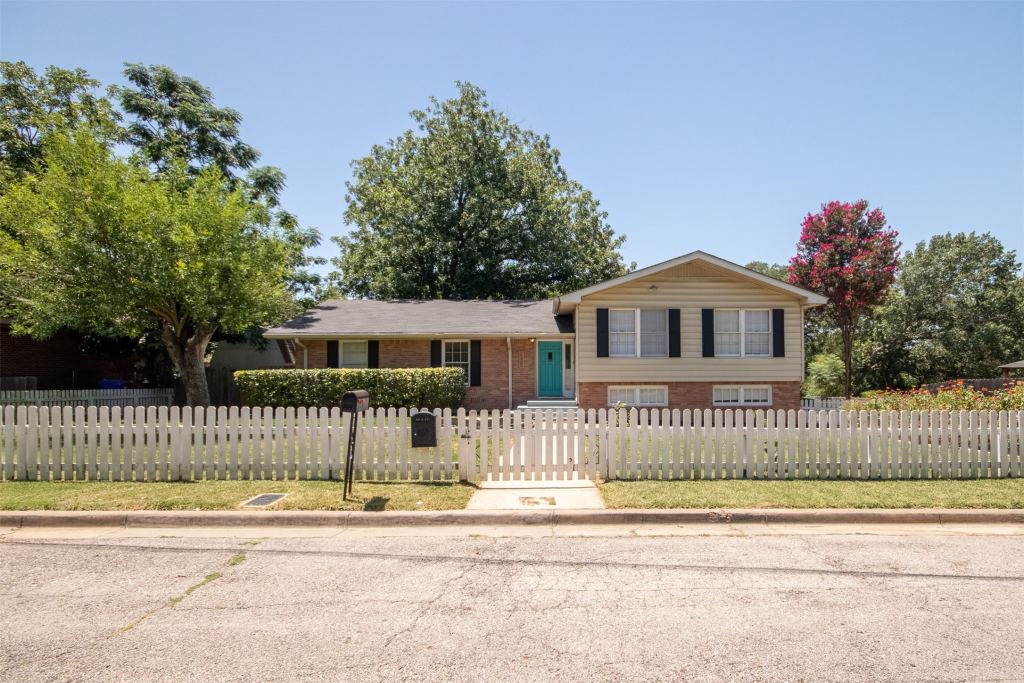 2325 Lake Ridge Circle, Waco, TX 76710 — photo 1