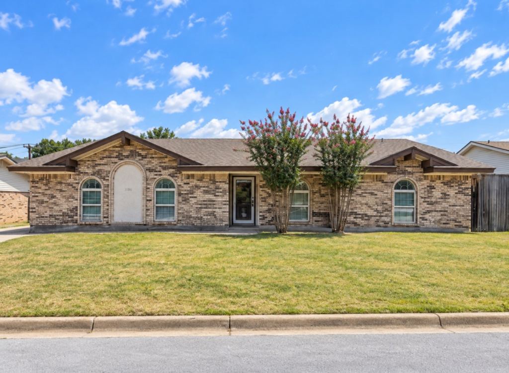 2001 San Jacinto Drive, Arlington, TX 76012 — photo 1