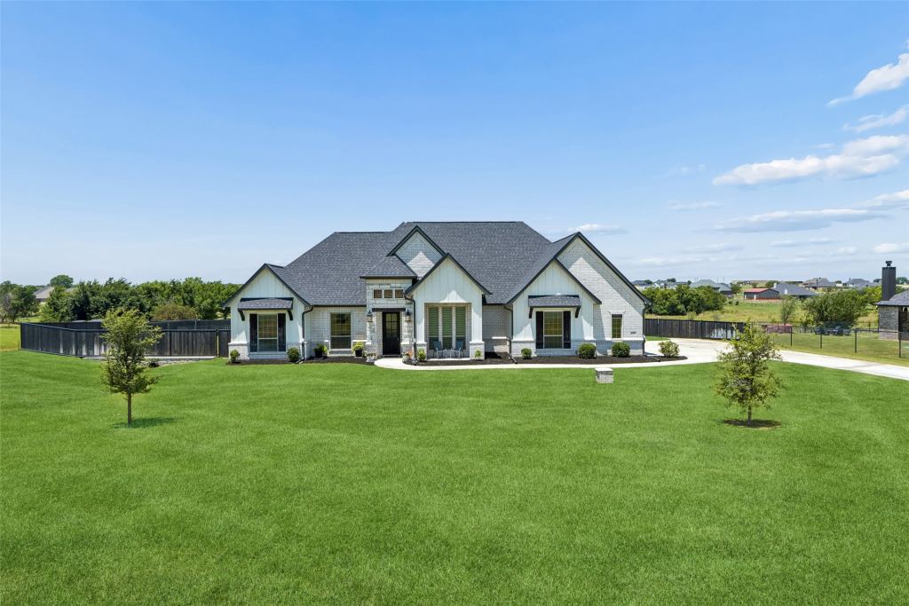 1107 Pioneer Crossing, Weatherford, TX 76088 — photo 1