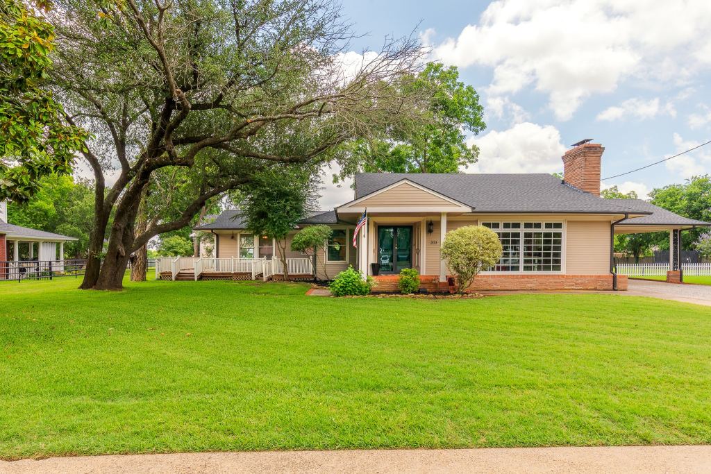203 E Umphress Street, Van Alstyne, TX 75495 — photo 1