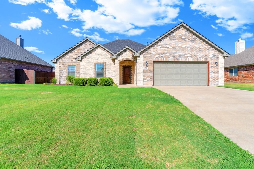 808 Chestnut Grove Drive, Cleburne, TX 76033 — photo 1