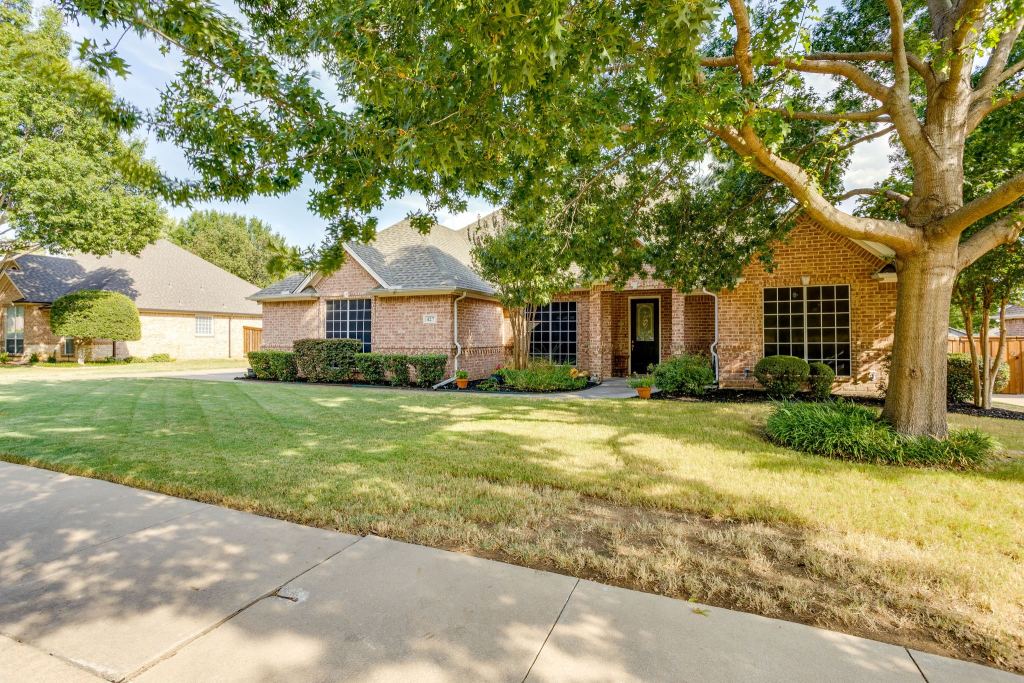 427 Shenandoah Drive, Burleson, TX 76028 — photo 1