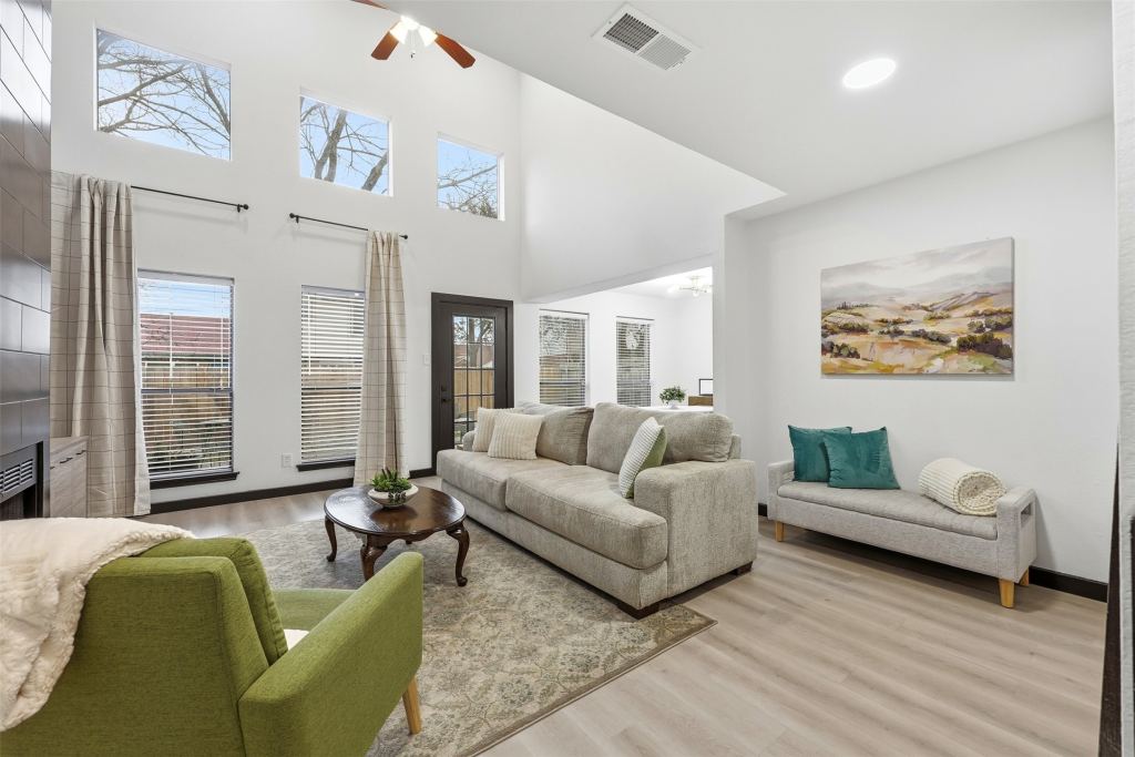 1214 W Hudgins