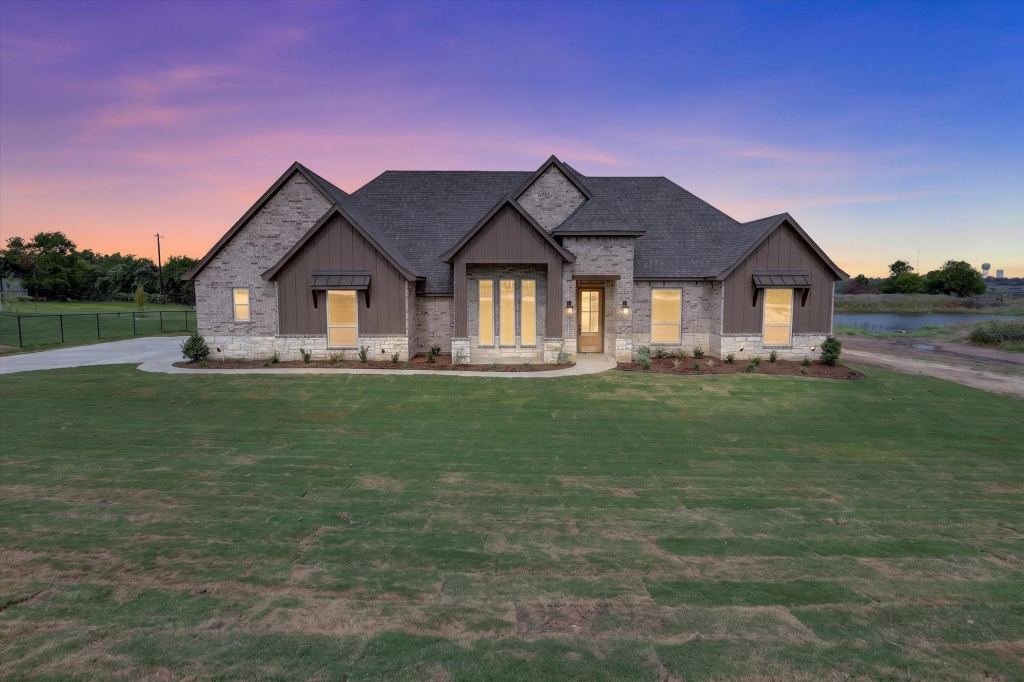 471 Red Bird Drive, Springtown, TX 76082 — photo 1