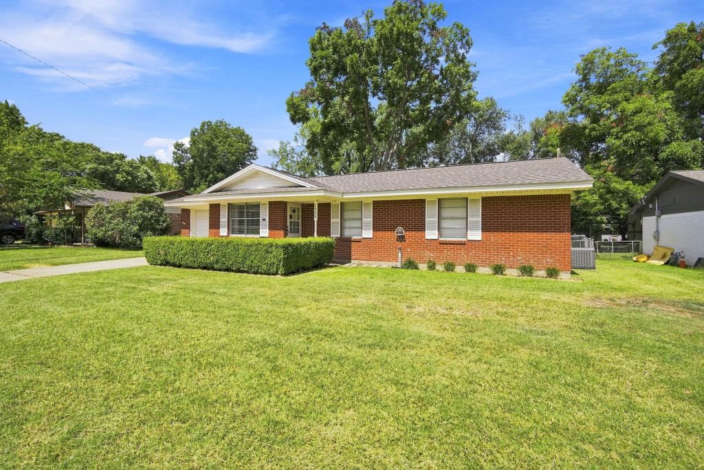 1420 Austin Drive, Ennis, TX 75119 — photo 1