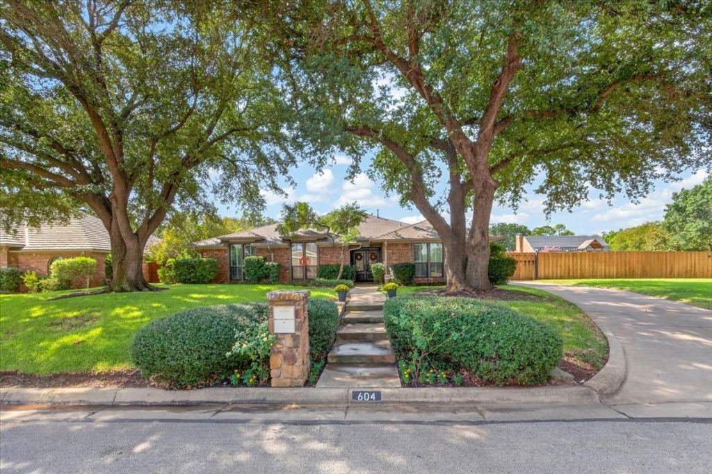 604 Lincoln Court, Arlington, TX 76006 — photo 1