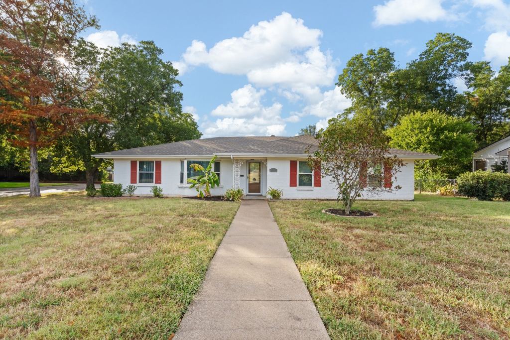 1227 Hilltop Drive, Cleburne, TX 76033 — photo 1