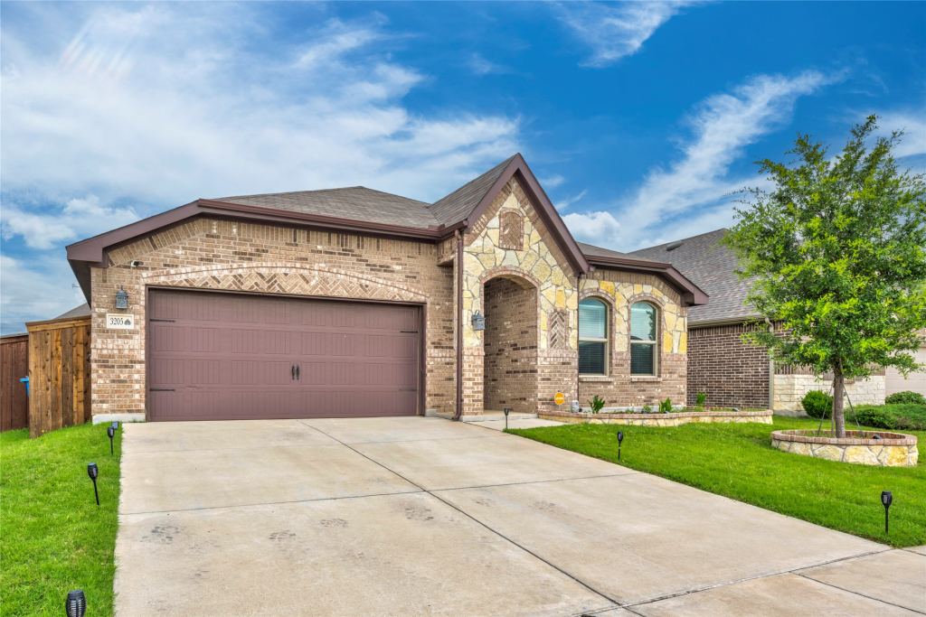 3205 Buckskin Trail, Aubrey, TX 76227 — photo 1