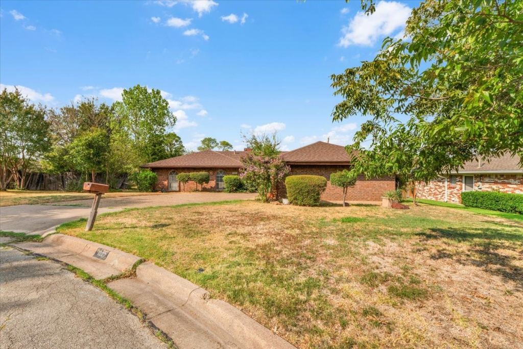 1007 Field Crest Court, Arlington, TX 76012 — photo 1