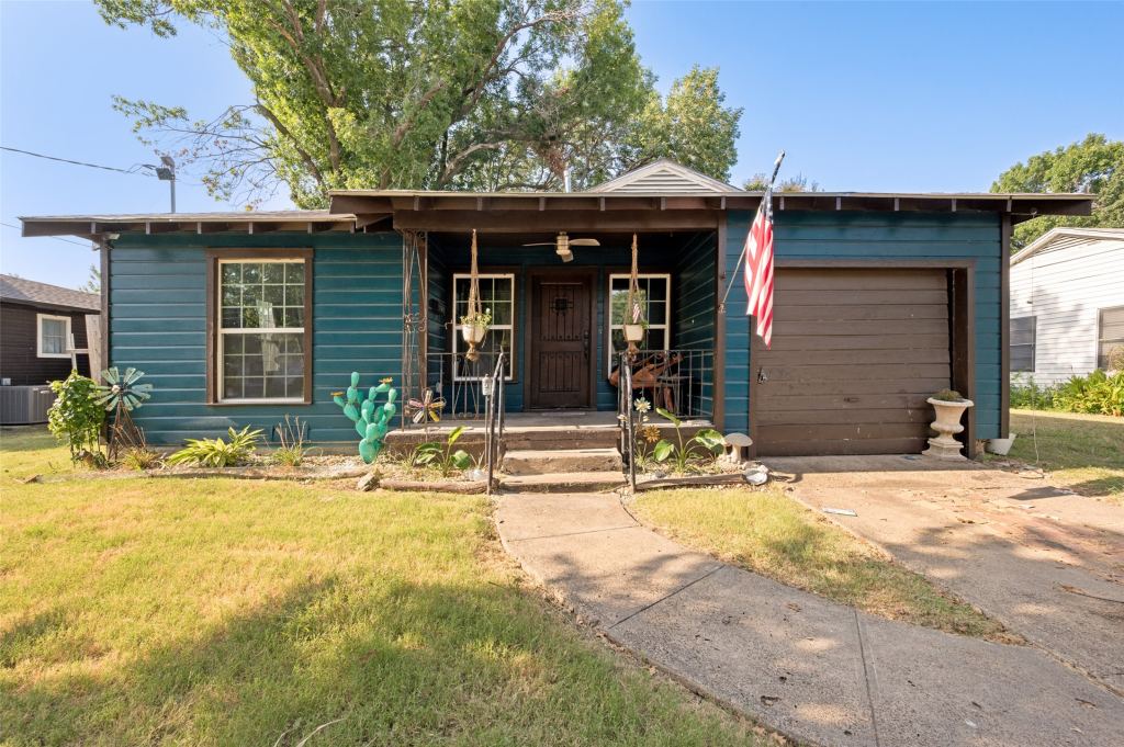1008 E Russell Avenue, Carrollton, TX 75006 — photo 1