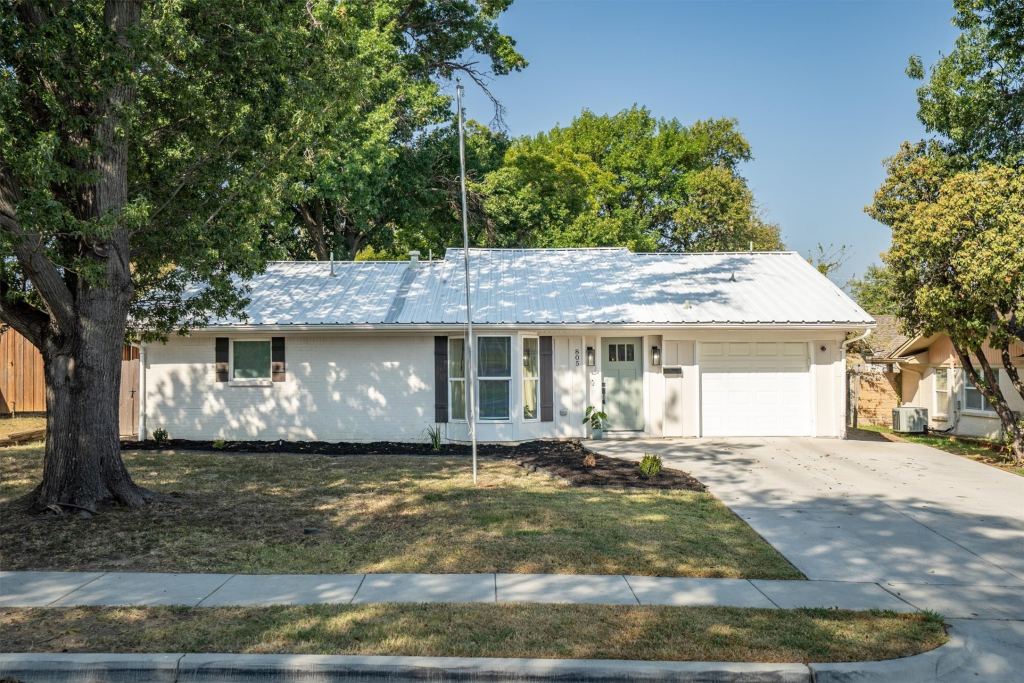 805 NW 14th Street, Grand Prairie, TX 75050 — photo 1