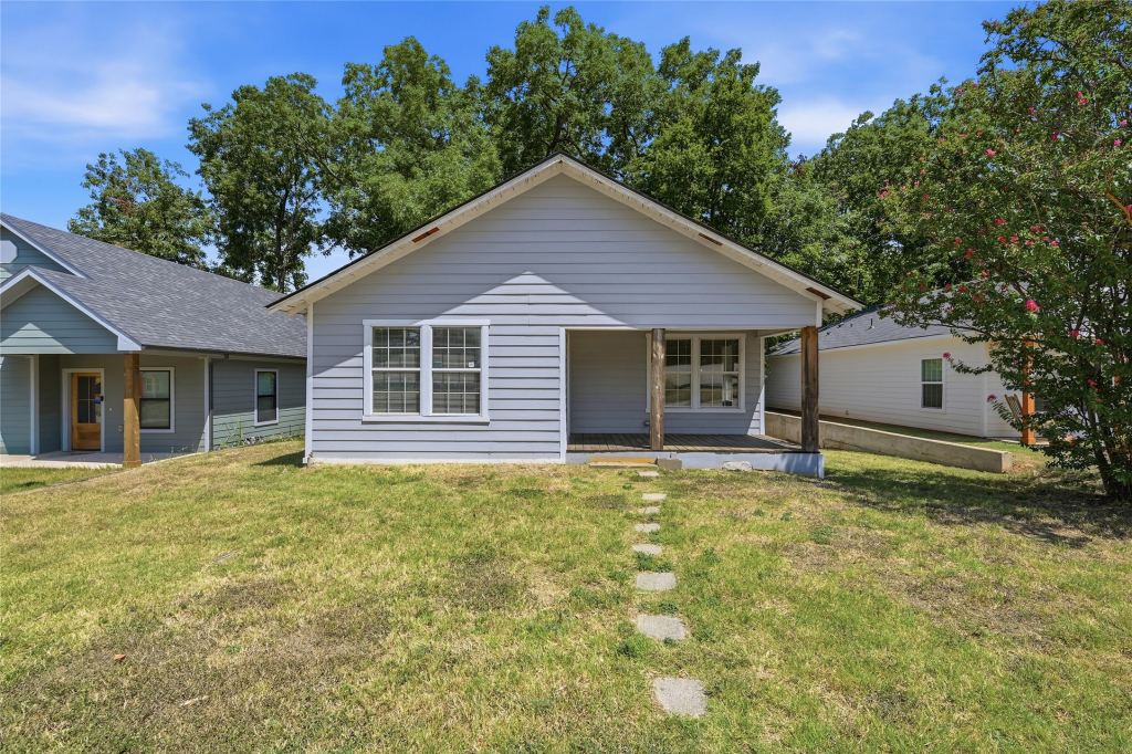 215 W Walker Street, Denison, TX 75020 — photo 1