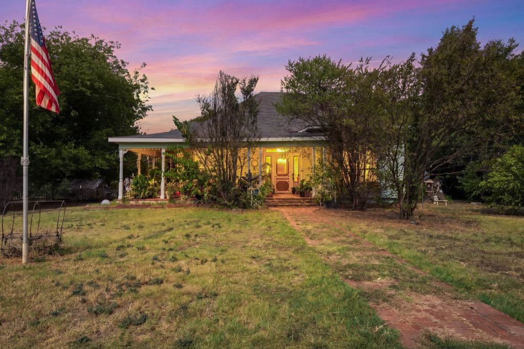 210 S Corporation Street, Hillsboro, TX 76645 — photo 1