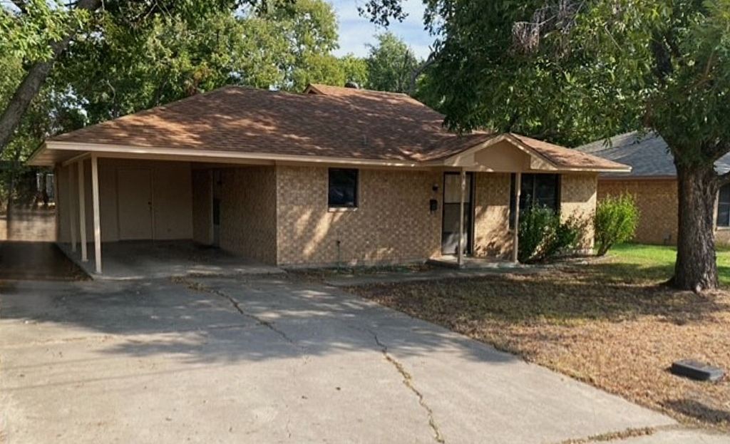 826 W 9th Street, Bonham, TX 75418 — photo 1