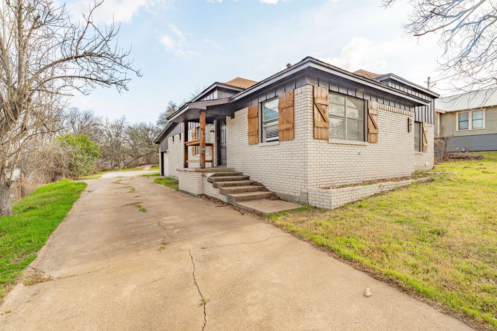 582 W College Street, Stephenville, TX 76401 — photo 1