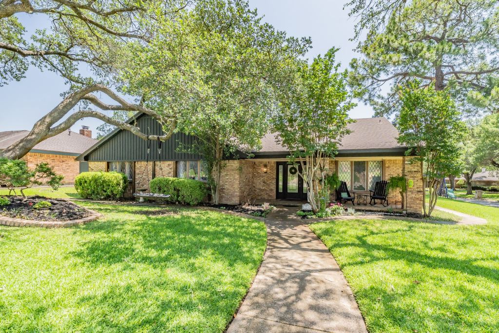 2211 Midhurst Drive, Arlington, TX 76013 — photo 1