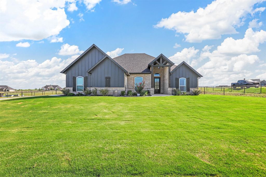 2071 Sunset Ridge Drive, Weatherford, TX 76087 — photo 1