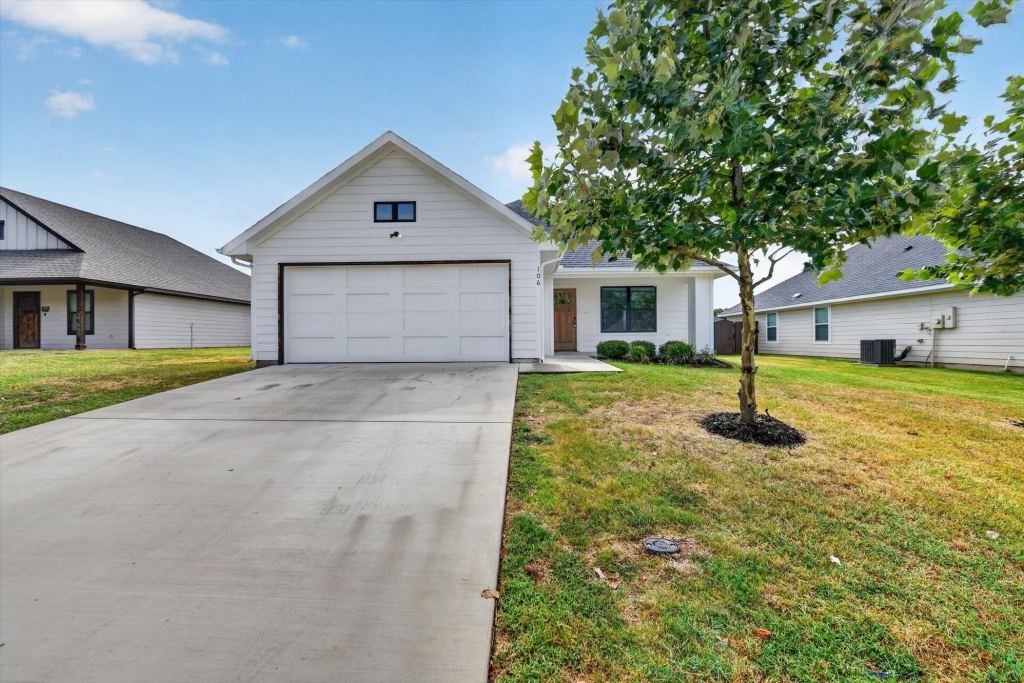 106 Clover Circle, Weatherford, TX 76086 — photo 1