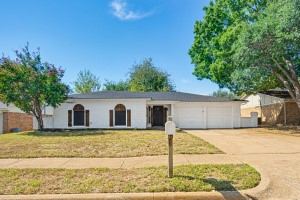 769 Charlyne Drive, Burleson, TX 76028 — photo 1