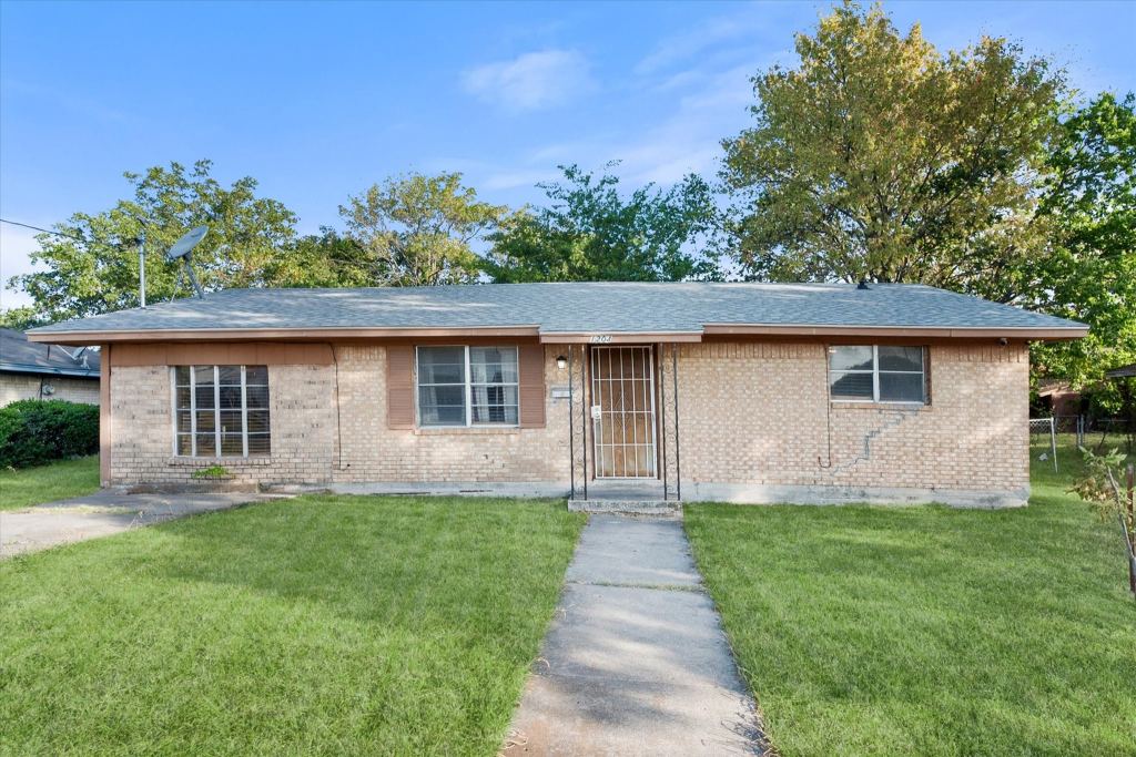 1204 E 13th Avenue, Corsicana, TX 75110 — photo 1