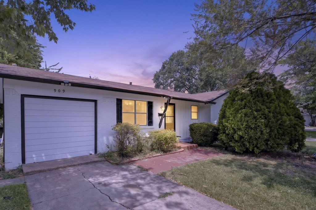 909 Rosewood Hills Drive, Garland, TX 75040 — photo 1