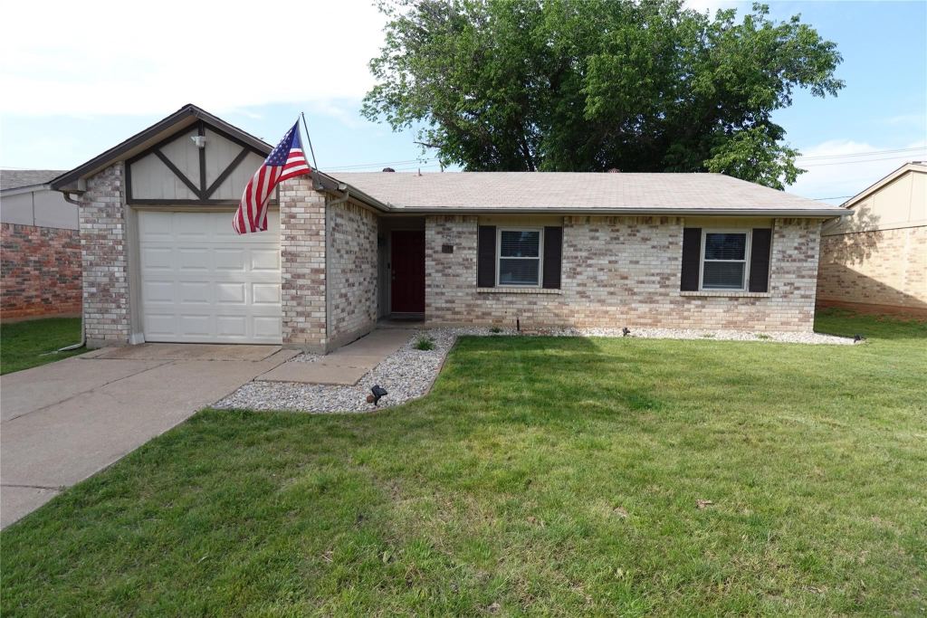 7021 Greenview Circle N, Fort Worth, TX 76120 — photo 1