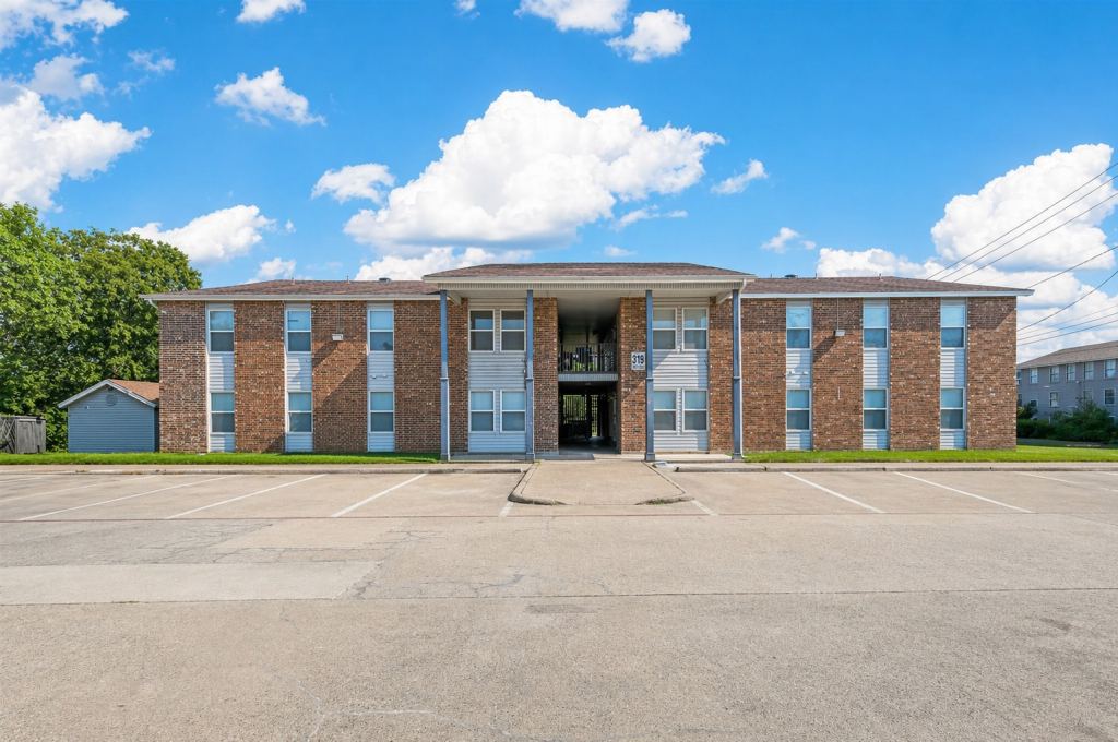 319 SE 3rd Street 103, Grand Prairie, TX 75051 — photo 1