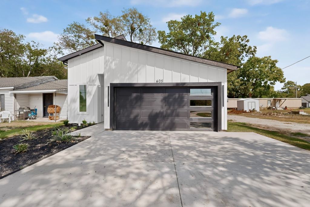 405 NE Front Street, Edgewood, TX 75117 — photo 1