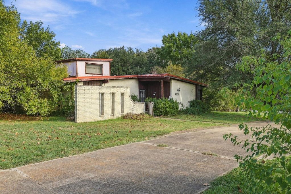 5501 Camino Dos Lagos Drive, Sherman, TX 75090 — photo 1