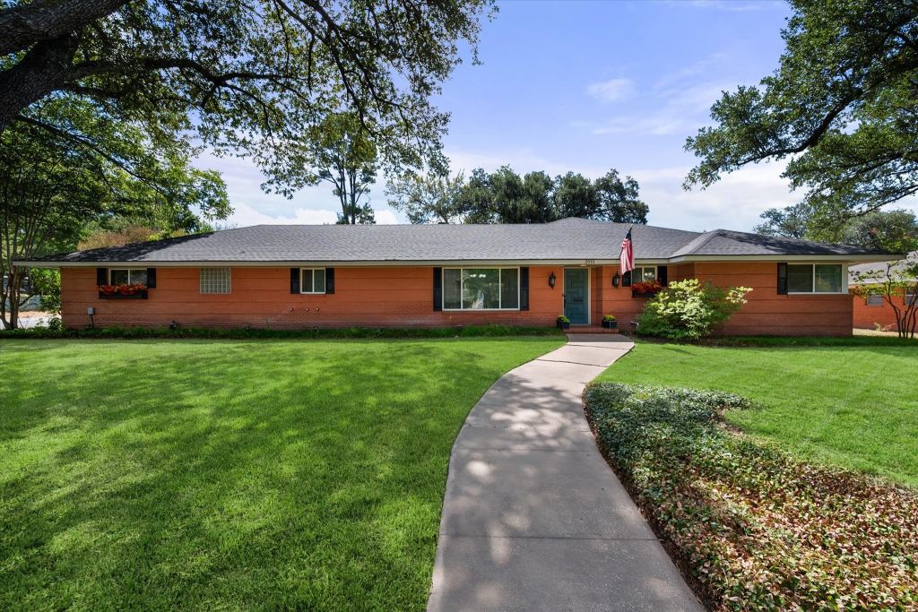 2001 W Park Avenue, Corsicana, TX 75110 — photo 1
