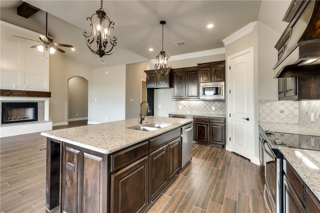 3100 Main Street, Granbury, TX 76049 — photo 1