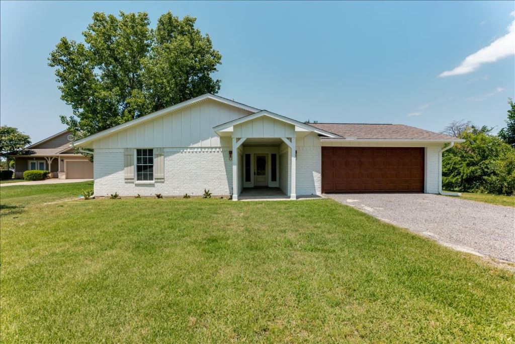 104 Pontiac Drive, Lake Kiowa, TX 76240 — photo 1