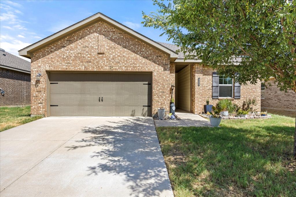 433 Starboard Drive, Crowley, TX 76036 — photo 1